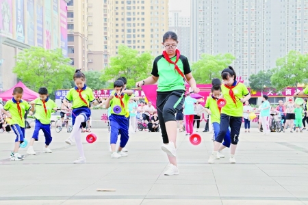<br>          五颜六色的空竹在孩子们的舞动下翻腾跳跃 图片由小店区新闻中心提供<br><br>        