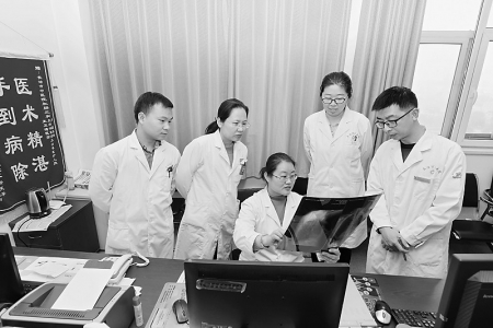 <br>          李鑫（左三）和同事一起分析患者的CT影像<br><br>        