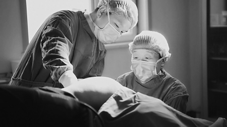 <br>          李荷英（右）带队为患者实施手术<br><br>        