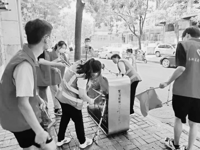<br>          返乡大学生清扫卫生扮靓家乡图片由吕梁市柳林团县委提供<br><br>        