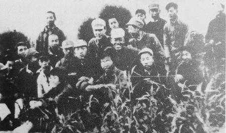 <br>              1941年秋，参加晋西青联（青救会）常委扩 大 会 的代 表 在 兴县合影<br>资料图片<br><br>        