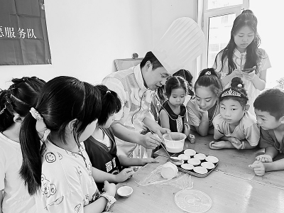 <br>          孩子们制作香甜可口的蛋挞图片由晋城市青年志愿者协会提供<br><br>        