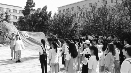 <br>          重温入团誓词 图片由晋城市陵川团县委提供<br><br>        