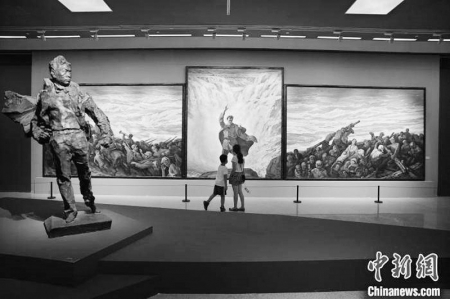 <br>          经典三联油画《黄河大合唱——流亡·奋起·抗争》和吴为山的雕塑《聂耳》<br><br>        