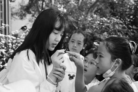 <br>              清华大学美术学院美育支教队在云南省南涧彝族自治县带领孩子们认识植物。<br><br>        