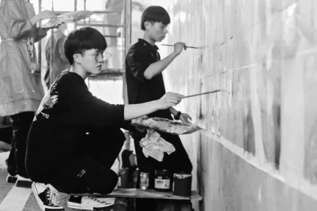 <br>              云南大学艺术与设计学院学生为云南省万溪冲村入口绘制墙绘。<br><br>        