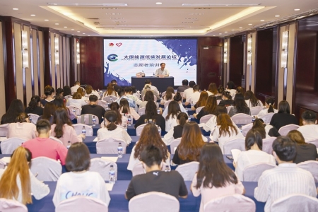 <br>          100名青年志愿者接受培训 本报记者 胡远嘉 摄<br><br>        