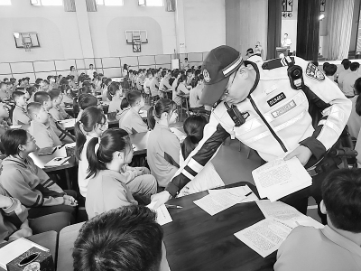 <br>          交警与孩子们互动 图片由阳曲县公安局交警大队提供<br><br>        