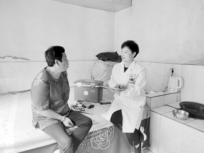 <br>          张普琴（右）入户宣传个体化健康教育知识 本组图片均由受访者提供<br><br>        