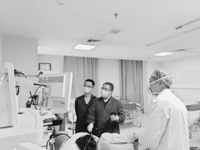 <br>          吕丰斌（右）为患者做常规内镜检查　本组图片均由受访者提供<br><br>        