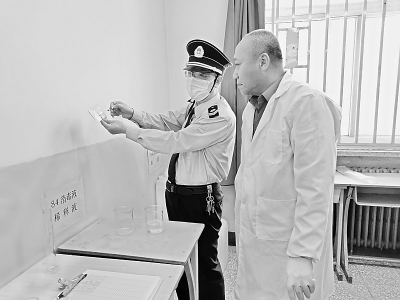 <br>          张雁宏(左)现场检测疫情防控消毒液配比浓度是否达标 本组图片均由受访者提供<br><br>        