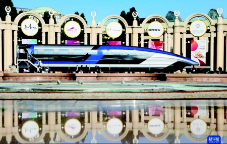 <br>               10月21日，观众在北京展览馆参观国家“十三五”科技创新成就展展出的时速600公里的高速磁浮列车。 新华社记者 金立旺 摄<br><br>        
