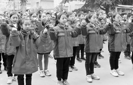 <br>          　　　　10月26日，稷山县清河镇吴壁小学安置点里的学生们表演手指舞《听我说 谢谢你》，对社会各界爱心人士的无私奉献表示感谢。<br><br>        