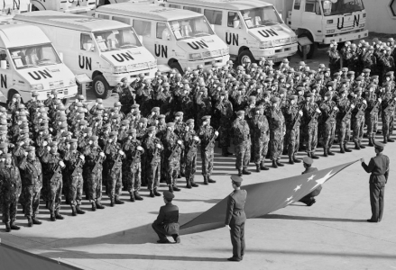 <br>              2003年12月9日，中国赴利比里亚维和部队运输连官兵出发前面向国旗庄严宣誓。<br><br>        