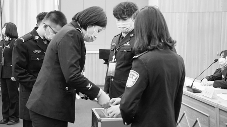 <br>          投票选举 图片由山西警察学院提供<br><br>        