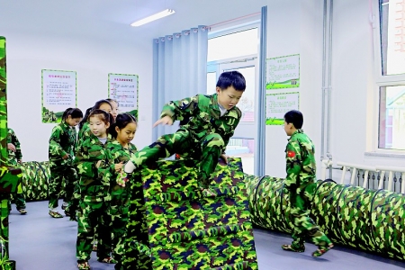 <br>          孩子们在“阳光军事体验馆”里进行各种体能训练 本报记者 康乐 摄<br><br>        