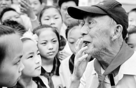 <br>          周火生与孩子们在一起 新华社记者 王雷 摄<br><br>        
