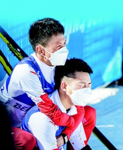 <br>              3月7日，北京冬残奥会残奥越野滑雪男子长距离传统技术站姿组比赛中，中国代表团运动员赛后和队友兴奋庆祝。<br><br>        