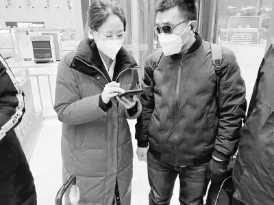 <br>          刘嘉慧（左）的贴心服务让乘客倍感温馨 图片由受访者提供<br><br>        