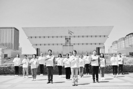 <br>          太原市万柏林区团员青年演唱《我们不平凡》 图片由团太原市委提供<br><br>        