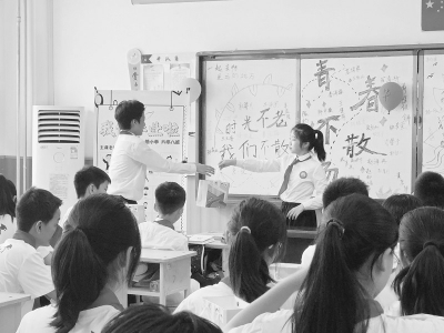 <br>          张雅扬用心设计的毕业礼深受老师同学欢迎 图片由受访者提供<br><br>        