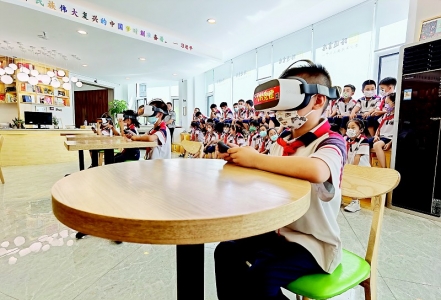 <br>          小学生们体验VR沉浸式教学 本报记者 康乐 摄<br><br>        