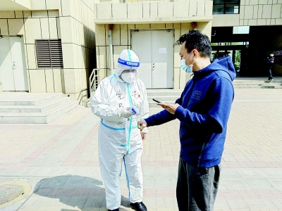 <br>          王晓敏(左)加入志愿服务行列，为疫情防控贡献力量。 图片由受访者提供<br><br>        