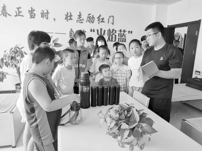<br>          孩子们认真聆听消防员叔叔的讲解 图片由团阳曲县委提供<br><br>        