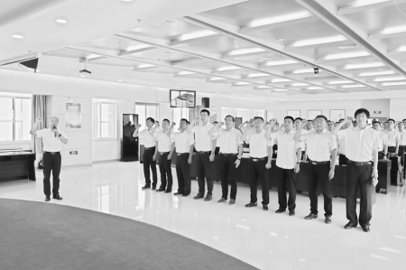 <br>          忻州移动分公司党委书记带领新入党青年宣誓 图片由忻州移动分公司团委提供<br><br>        