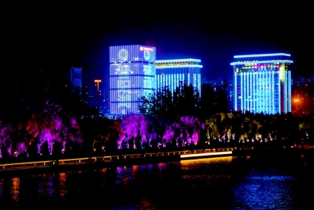 <br>          8月17日晚，晋阳湖国际会议中心亮起“峰会蓝”。 图片由晋阳湖·数字经济发展峰会理事会提供<br><br>        