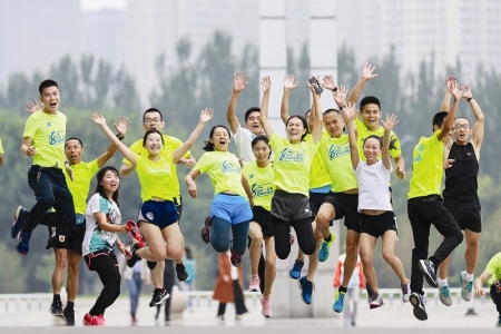 <br>              2018年9月1日，参加太原国际马拉松比赛的年轻人在太原市长风商务区进行赛前训练。<br><br>        