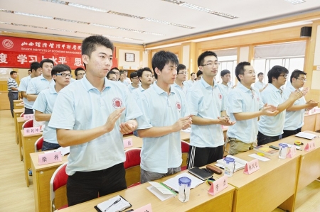 <br>              2013年 7月22日，太原市数百名青年学子参加青马工程培训班启动仪式。<br><br>        