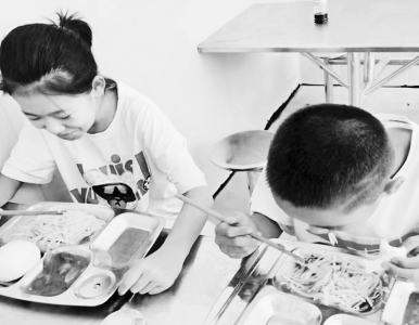 <br>          孩子们大口吃着喷香的饭菜 图片由省青基会提供<br><br>        