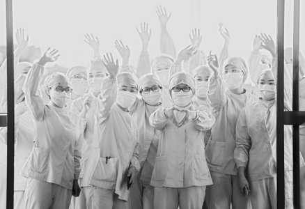 <br>              武汉市第一医院的医护人员在武汉天河机场为广东第14批援鄂医疗队送行（2020年3月23日摄）。 新华社记者 陈晔华 摄<br><br>        
