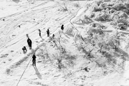           在冰天雪地里感受无穷乐趣 图片由晋源区融媒体中心提供        