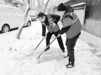           太原市迎泽街道奏响扫雪“进行曲” 本报记者 康乐 摄        