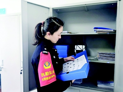           用青春为警徽增光添彩 图片由太原铁路公安局大同公安处提供        