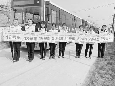           梨花季系列活动现场，优秀志愿者跟车接送游客，负责引导、讲解工作。        