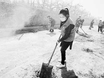               梨花节前，隰县公益志愿联合会志愿者投入环境卫生整治工作。        