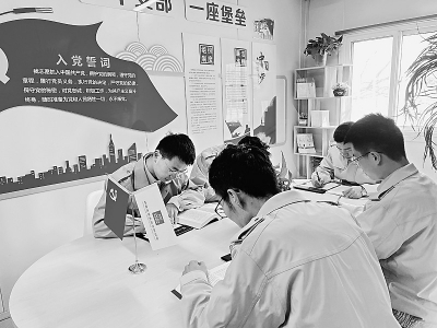           加强阵地建设，成立青年突击队。        