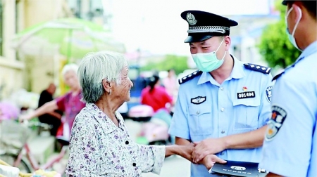           张春辉（右）与辖区居民建立了良好的警民关系        
