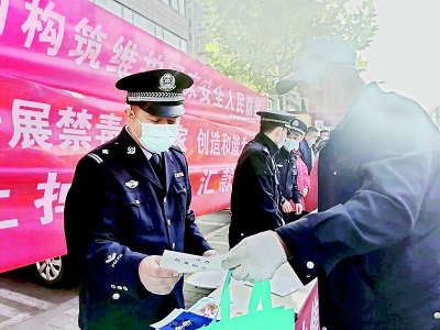               依靠群众开展深化社区警务改革让冀鹏（左）带领的派出所做出了一定的工作成效        