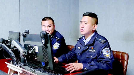           武文斌（右）是当之无愧的业务骨干        