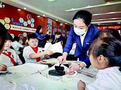           体验拓印技艺 图片由太原博物馆提供        