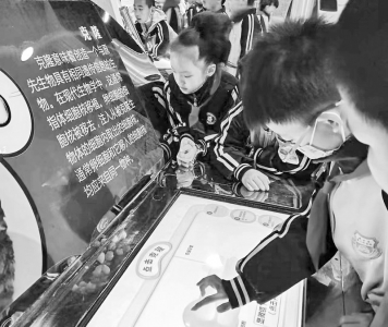           孩子们徜徉在高科技知识的海洋中 图片由古交市新时代文明实践中心提供        