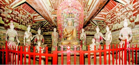           镇国寺内的彩塑        