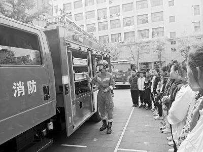           通过实物展示、现场体验等方式，师生们对消防安全知识有了生动认知。        