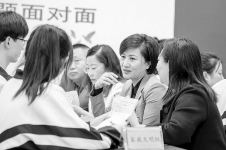           面对面倾听青年诉求 图片由团吕梁市委提供        