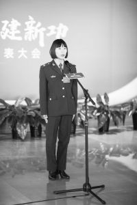               李娜 女，文水县刘胡兰英雄民兵班第二十三任班长。刘胡兰英雄民兵班建班以来，历任队员时刻牢记“当好刘胡兰传人”使命职责，先后获得全国三八红旗集体等近百项表彰奖励。        