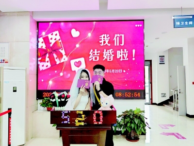           定格幸福瞬间 本报记者 康乐 摄        